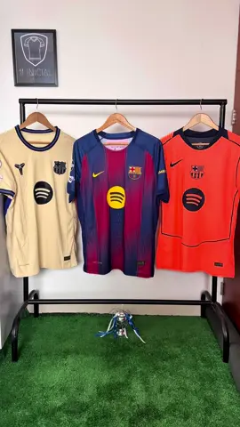 👕✨ Ya están aquí las 3 equipaciones oficiales del Barcelona 25/26 💙❤️ Vive la magia de la Champions y muestra tu pasión culé ⭐️🔥 ¿Ya tienes la tuya? #camisetasdefutbol #championsleague #fcbarcelona #forçabarça #11inicialstore 