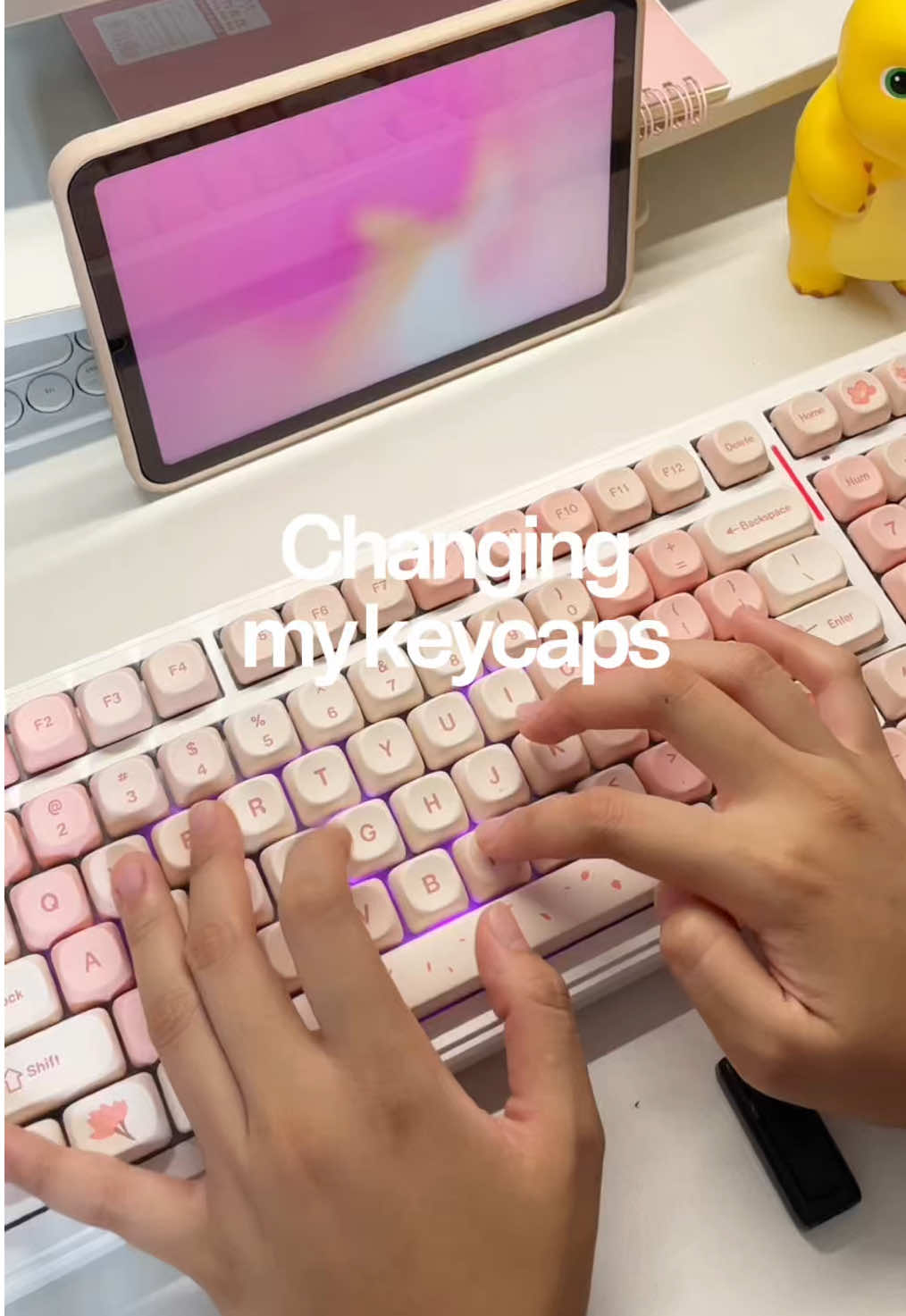 in lovvveee with my new pink keyboard yay!! 💘 #aulaf99 #pinkkeyboard #pinkkeycaps #creamykeyboard #thockykeyboard #wfhsetup #fypシ 