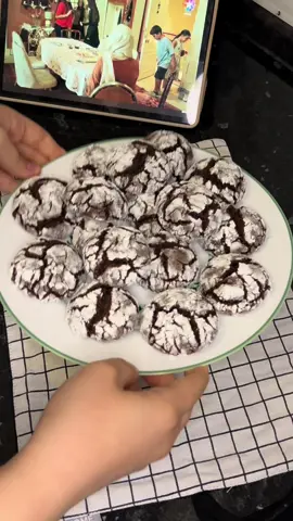 Мраморное печенье 🍪  2-яйца  150 гр сахар  Щепотка соли  60гр раст масло  1ч ложка разрыхлителя  150 гр мука  35 гр какао  Сахарна пудра-50 гр  Выпекаем 12 минут при 180 градусов  #мраморноепеченье #köke #turkmenistan🇹🇲tiktok #cookies #beniöneçıkart 