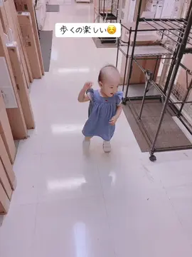 中々、外に連れて行ってあげられないけど、外出するの大好きな娘🥰1人で歩きたいから手を繋いでくれません😭 #3つ子 #仲良し兄妹 #赤ちゃんのいる生活 