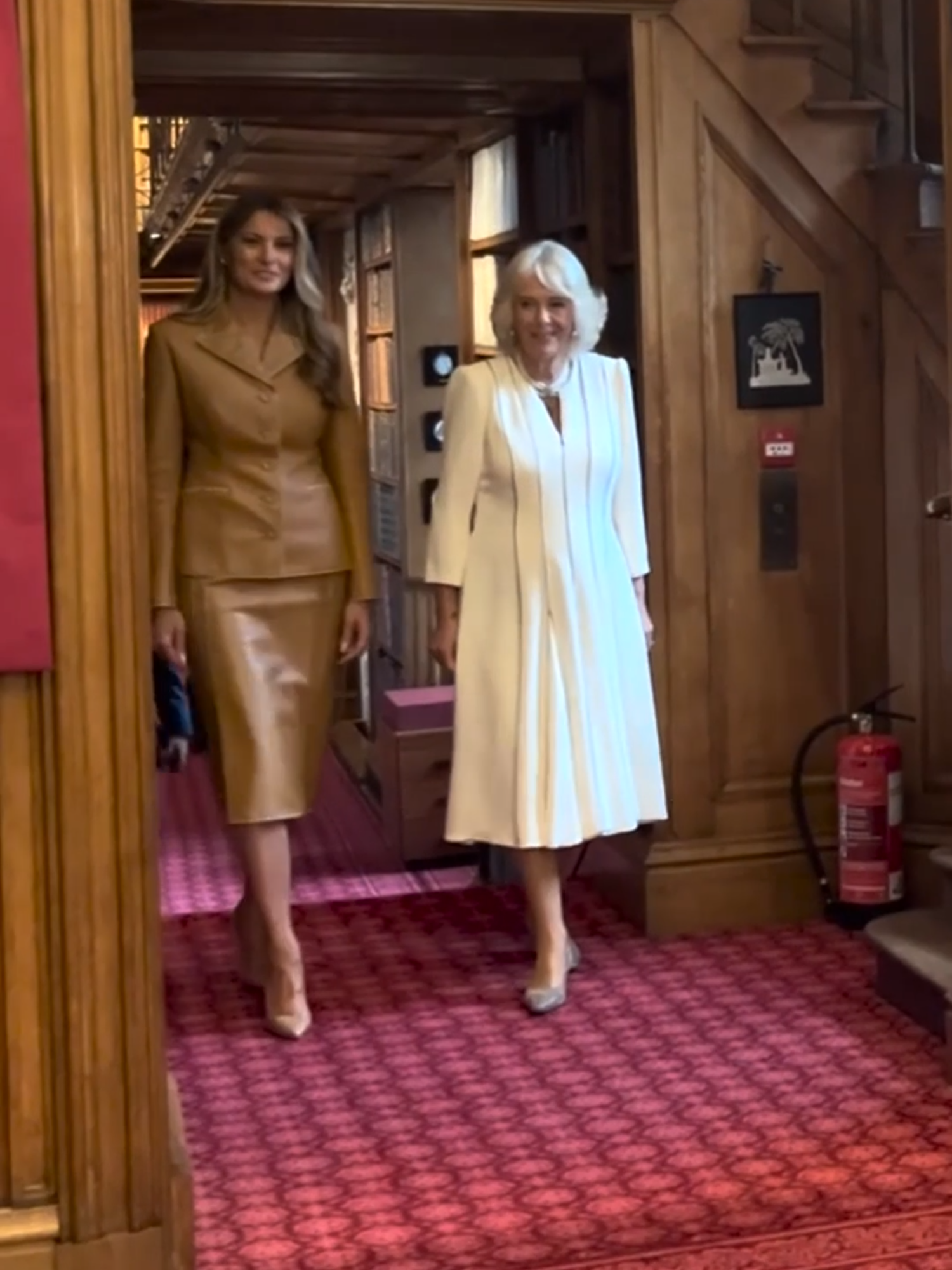 Melania Trump ha visitado junto a la reina Camilla una de las exposiciones reales más bonitas de la temporada. Se trata de la Casa de Muñecas de la Reina María de Teck, la mujer de Jorge V y bisabuela del rey Carlos III.  Posteriormente ambas visitaron una de las colecciones más valiosas y privadas de la monarquía británica. Se trata de la Biblioteca Real de Windsor. Un lugar que no está abierto al público y cuya visita se reserva únicamente a jefes de Estado, académicos y otras personalidades.  Acoge ejemplares de incalculable valor así como los documentos relacionados con los distintos soberanos británicos.  #Shorts #lujo #moda2025 #lifestyle #tendencias #TheLuxonomist #parati #camilla #melaniatrump #melania