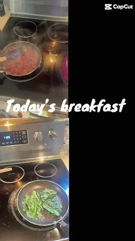 un rico desayuno huevos con espinacas frijolitos fritos y tocino y mi cafecito nunca falta🥓🍳🥬☕️ #yum#breakfasttime#hungry#Foodie 