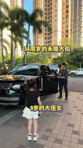 大侄女最爱跳的一支舞蹈，大伯也不扫兴跟着跳起来，两人默契十足，给家里增添不少欢乐❤️