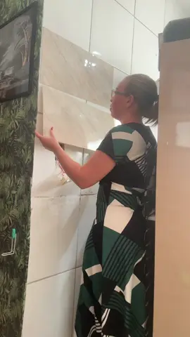 Fiz uma transformação baixo custo na minha cozinha, acompanhe os próximos vídeos para ver o resultado final 🤩 #transformandoambientes #decoracaobaixocusto #desingdeinteriores #cozinhadecorada #viraltiktok 