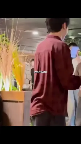 after the concert, I’m just so happy to see wonhan and howoo in this kind of video... seventeen surprising their staff with dinner and so many raffle gifts. my heart is full. THE DEFINITION OF I LOVE MY TEAM! I LOVE MY CREW! 🥹 #seventeen17_official #xybca #foryoupage #Love #members 