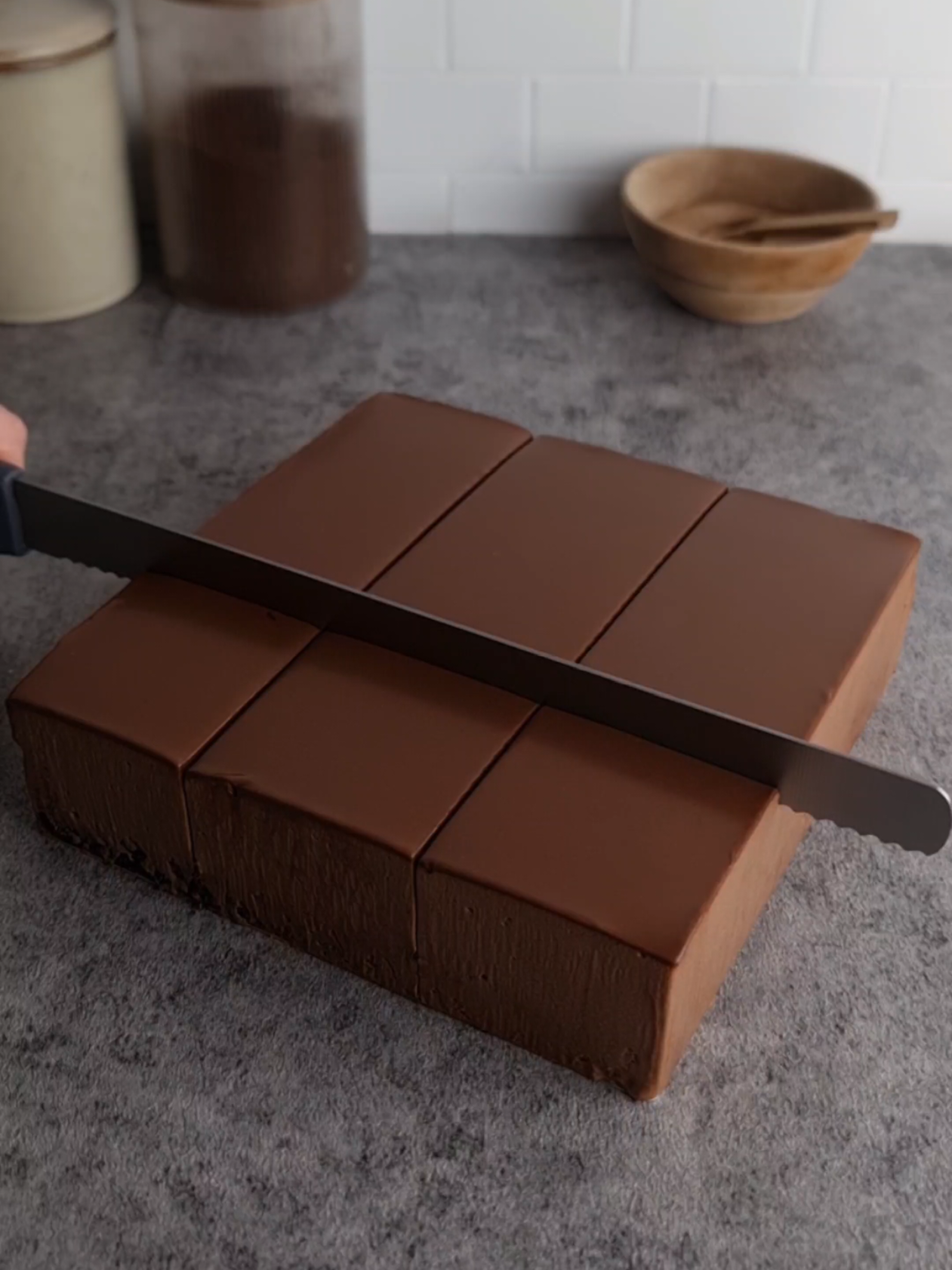 Gâteau mousse au chocolat  Pour le biscuit  125 g de farine  20g  de cacao  70g de sucre  1càc de levure chimique  1 pincée de sel  60 ml d'huile  1 œuf 120g de lait  120g de café chaud  Mélanger les ingrédients secs, ajouter l'œuf, l'huile et le lait puis le café  Cuisson environ 15min 170° Laissez complètement refroidir  La mousse  130g de lait  2 jaunes d'œufs  160g de chocolat noir  250g de crème entière froide  Dans une casserole mélangez les jaunes d'oeufs avec le lait, transférer sur feu doux et cuire jusqu’à ce que la crème anglaise nappe la cuillère  Verser sur le chocolat et mélanger  Faire monter la crème froide et incorporer à la ganache  Verser sur le gâteau et réserver au réfrigérateur minimum 1nuit  🇬🇧 Chocolate Mousse Cake For the sponge cake 125g flour 20g cocoa 70g sugar 1 tsp baking powder 1 pinch of salt 60ml oil 1 egg 120g milk 120g hot coffee Mix the dry ingredients, add the egg, oil, and milk, then the coffee Bake for about 15 minutes at 170°C (330°F) Let cool completely The mousse 130g milk 2 egg yolks 160g dark chocolate 250g cold heavy cream In a saucepan, mix the egg yolks with the milk. Transfer to low heat and cook until the custard coats the spoon. Pour over the chocolate and mix. Whip the cold cream and fold into the ganache. Pour over the cake and refrigerate, at least. 1 night