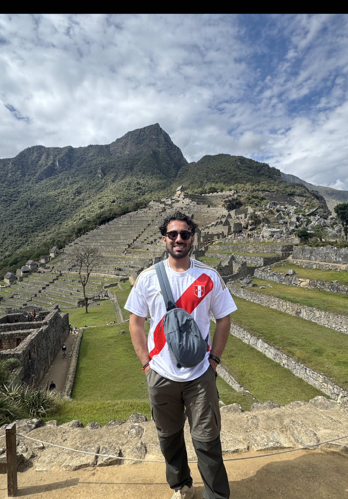 Vlog 9 Peru Machu Picchu | Vandaag gaan we Machu Picchu zelf bezoeken. Een plek met veel historie! De hele reis naar Machu Picchu was het sowieso waard! En ik voel me blessed dat ik dit soort dingen kan zien. Toen we terug naar Cusco gingen was er vertrai, door stakingen. Maar gelukkig hadden we maar 1 uur vertraging. Ik las op het nieuws dat de dagen na ons toeristen helemaal niet terug konden gaan door stakingen. Dit was ook wel echt een leuke treinrit, met muziek wat wel echt een vibe was #machupichu #peru #nederlands #reizen #gids