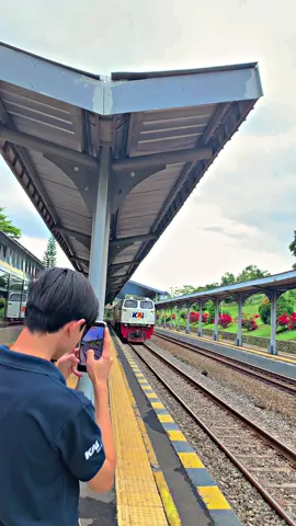 ka argo dwipanggah menyusul ka gajahwong di stasiun cantik bumi ayu #railfansindonesia #keretaapiindonesia #railfans #fyppppppppppppppppppppppp 