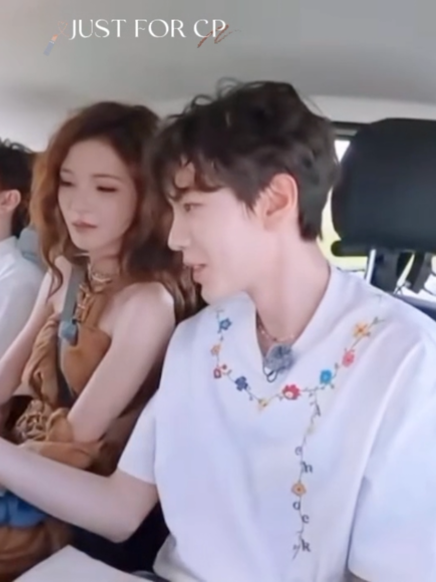 Ảnh của Trương Dư Hi và ảnh đôi của 2 người trong máy Tất Văn Quân chắc còn nhiều hơn ảnh selfie của chính anh ta =)))  Và cũng rất thắc mắc vì sao áo khoác của Tất Văn Quân lại ở trên đùi Trương Dư Hi, cái áo có nặng nề gì đâu mà không tự ôm được, cô ta không mặc váy ngắn nên cũng chẳng cần đắp, nói chung chắc là thói quen của đôi trẻ thôi =)))  À cũng xin nhắc lại, ở một số vid sub, t đã cố tình dịch lệch đi chút ở phương ngữ Đông Bắc, tên riêng và một số từ nhưng vẫn có một bạn trên FB copy sub của t. Cố tình dịch lệch đi 10 lần thì cả 10 lần đều thấy bạn sao chép y chang. Đừng nghĩ up lên fb, khác nền tảng thì không ai để ý, t chưa muốn nhắc tên nhưng cũng nên tự biết giữ cái liêm sỉ đi giùm cái 🙂  [Paris Partners | TẤT VĂN QUÂN X TRƯƠNG DƯ HI] #fyp #Cbiz #TatVanQuan #TruongDuHi #Doimattriumen 