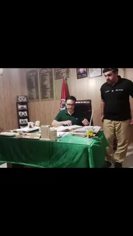 سی سی پی او پشاور ڈاکٹر میاں سعید احمد کا رات گئے مختلف تھانوں کا اچانک دورہ ✅ تھانوں کے ریکارڈ، حوالات، مالخانہ، سی سی ٹی وی کیمرے اور سکیورٹی انتظامات کا تفصیلی جائزہ ✅ سائلین سے ملاقات، ان کے مسائل سن کر فوری دادرسی کی ہدایت ✅ صفائی ستھرائی اور بہترین انتظامات پر پولیس اہلکاروں کو نقد انعامات 