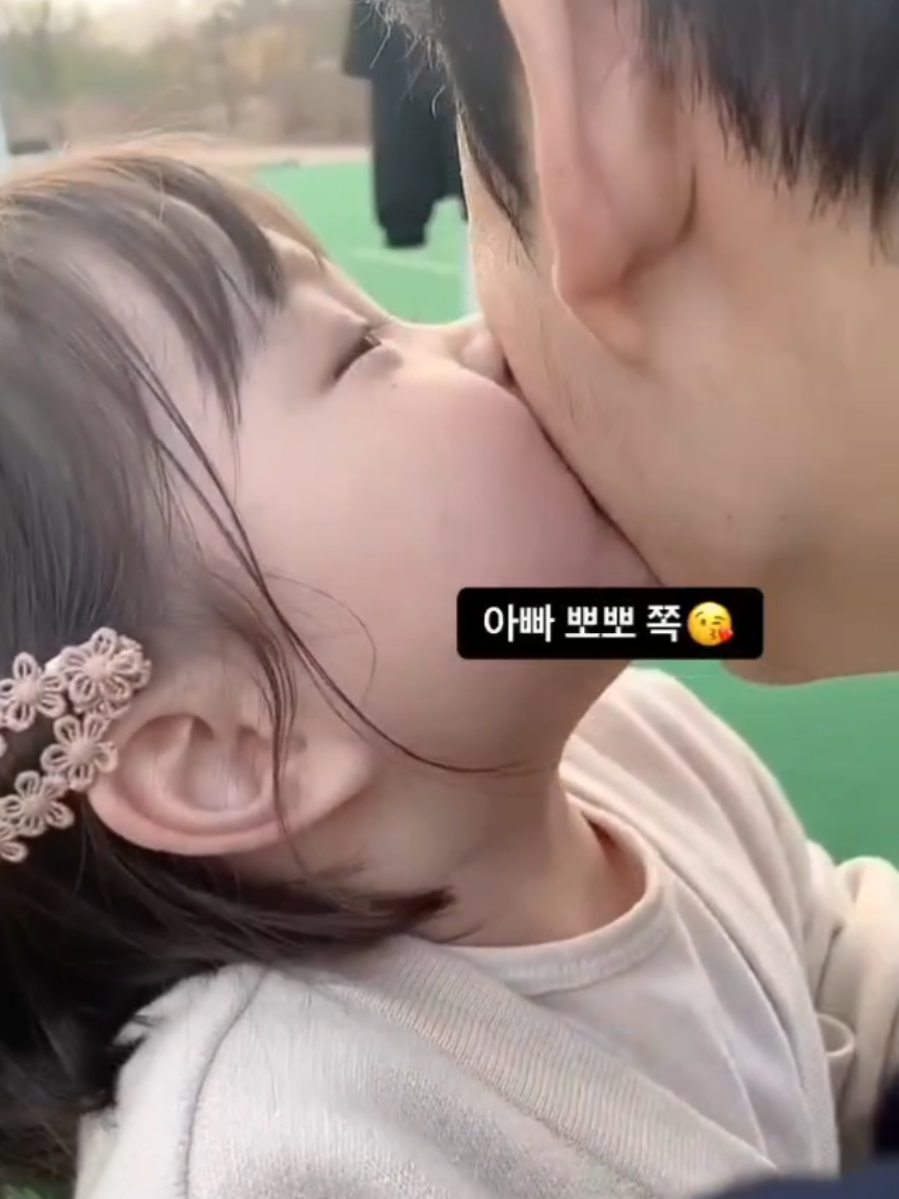 너무 사랑스러운 가족이다~😍 이제부터 나는 나의 남은 인생을 사랑으로 가득 채울 것이다. 나는 사랑스러운 아내와 함께 따뜻하고 행복한 가정을 이루겠다. 😊 내 모든 꿈은 반드시 이루어질 것이다. 🥰