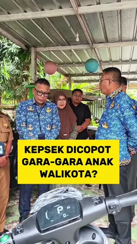 Kasus pencopotan Kepala Sekolah SMPN 1 Prabumulih, Roni Ardiansyah, viral setelah video dirinya menangis diiringi murid-murid menyebar luas. Roni disebut dicopot usai menegur seorang siswa yang memarkir mobil di halaman sekolah, yang kabarnya adalah anak Wali Kota Prabumulih, H. Arlan. Bahkan seorang satpam sekolah juga ikut dipindahkan. Kabar ini memicu gelombang protes publik. Murid, orang tua, hingga netizen ramai-ramai mengecam dugaan arogansi kekuasaan. Kadis Pendidikan Kota Prabumulih pun sempat membenarkan adanya pergantian kepala sekolah atas dasar permintaan wali kota. Namun, ketika kasus ini viral, Wali Kota Arlan tampil memberi klarifikasi. Ia membantah tudingan pencopotan dan menegaskan tidak ada instruksi untuk memindahkan kepala sekolah maupun satpam. Meski begitu, Arlan tetap meminta maaf kepada publik dan pihak sekolah. Sebagai bentuk “perdamaian”, kepala sekolah dan satpam justru mendapat hadiah motor listrik dari wali kota. Respons ini bukannya menenangkan, justru memicu sindiran publik. Netizen menilai langkah itu tidak menjawab persoalan utama. Kasus ini akhirnya mendapat perhatian serius. KPK memeriksa ulang LHKPN Wali Kota Arlan yang tercatat memiliki harta Rp17 miliar. Sementara Kemendagri memanggil Arlan untuk dimintai klarifikasi terkait dugaan intervensi dalam pencopotan jabatan kepala sekolah. Pada akhirnya, Kepala Sekolah Roni Ardiansyah dikembalikan ke posisinya dan kembali bertugas memimpin SMPN 1 Prabumulih. Meski polemik mereda, kasus ini menjadi sorotan nasional karena dianggap mencerminkan persoalan arogansi kekuasaan. #cektkp 