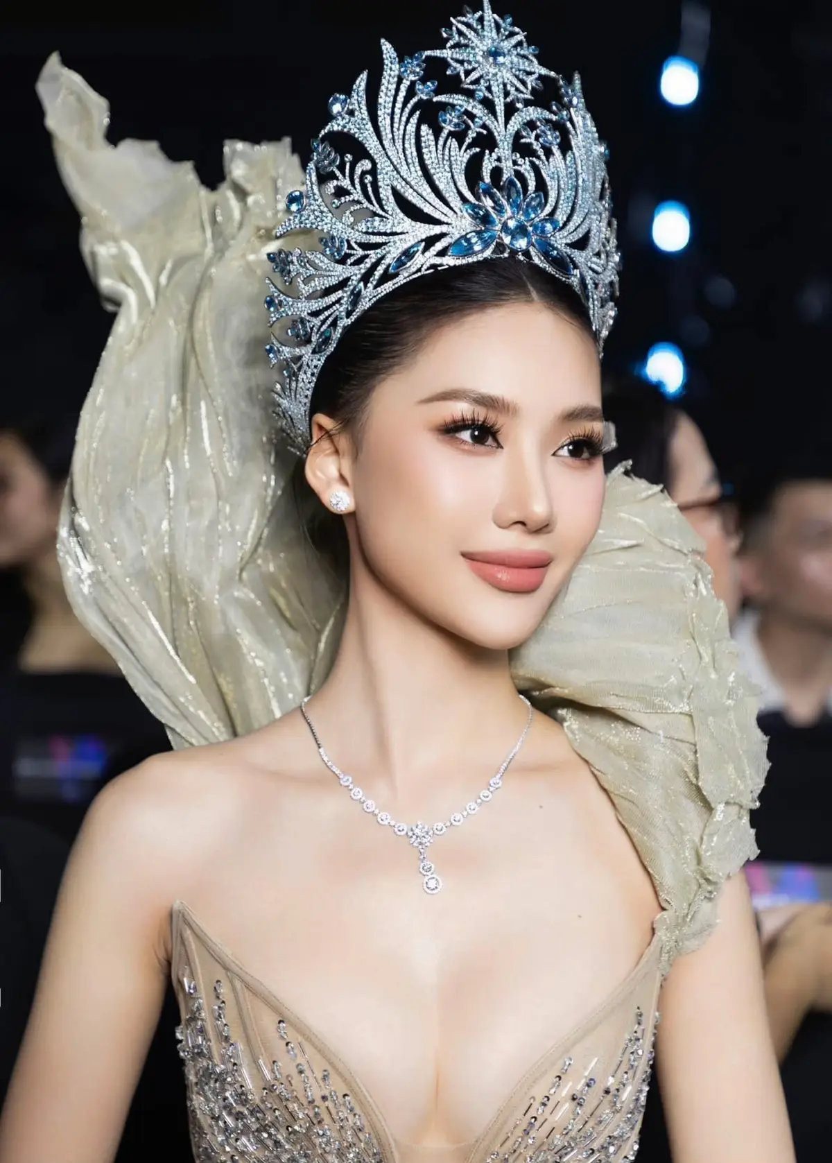 BÙI QUỲNH HOA LÊN TIẾNG, VỤ BỊ VU KHỐNG TRÊN MẠNG XÃ HỘI ĐÃ BỊ KHỞI TỐ Theo bài đăng mới nhất, Bùi Quỳnh Hoa chính thức lên tiếng về loạt tin đồn thất thiệt lan truyền trên mạng xã hội những ngày qua. Cô cho biết mình bị một tài khoản cá nhân sử dụng ngôn từ tục tĩu, bịa đặt, vu khống nhằm bôi nhọ hình ảnh, xúc phạm danh dự, khiến sự việc bị chia sẻ tràn lan trên nhiều nền tảng, gây hiểu lầm nghiêm trọng và ảnh hưởng nặng nề đến cuộc sống cá nhân cũng như gia đình. Thay vì phản ứng ngay lập tức, Quỳnh Hoa chọn cách làm việc với cơ quan chức năng để bảo vệ quyền lợi. Cô đã cùng luật sư gửi đơn tố cáo đến Cơ quan Cảnh sát điều tra Công an TP Hà Nội, cung cấp đầy đủ tài liệu chứng cứ. Hiện tại, cơ quan điều tra đã ra quyết định khởi tố vụ án, khởi tố bị can theo khoản 2 Điều 156 Bộ luật Hình sự đối với người tung tin vu khống. Hoa kêu gọi các trang thông tin, tài khoản mạng xã hội tháo gỡ những nội dung sai sự thật và mong cộng đồng mạng tỉnh táo, kiểm chứng trước khi chia sẻ. Cô cũng gửi lời xin lỗi đến đối tác, khán giả và người hâm mộ vì sự việc không mong muốn này, đồng thời bày tỏ sự cảm ơn đến những người luôn tin tưởng và đồng hành cùng mình. #60giay #theanh28 #tiktoknews 
