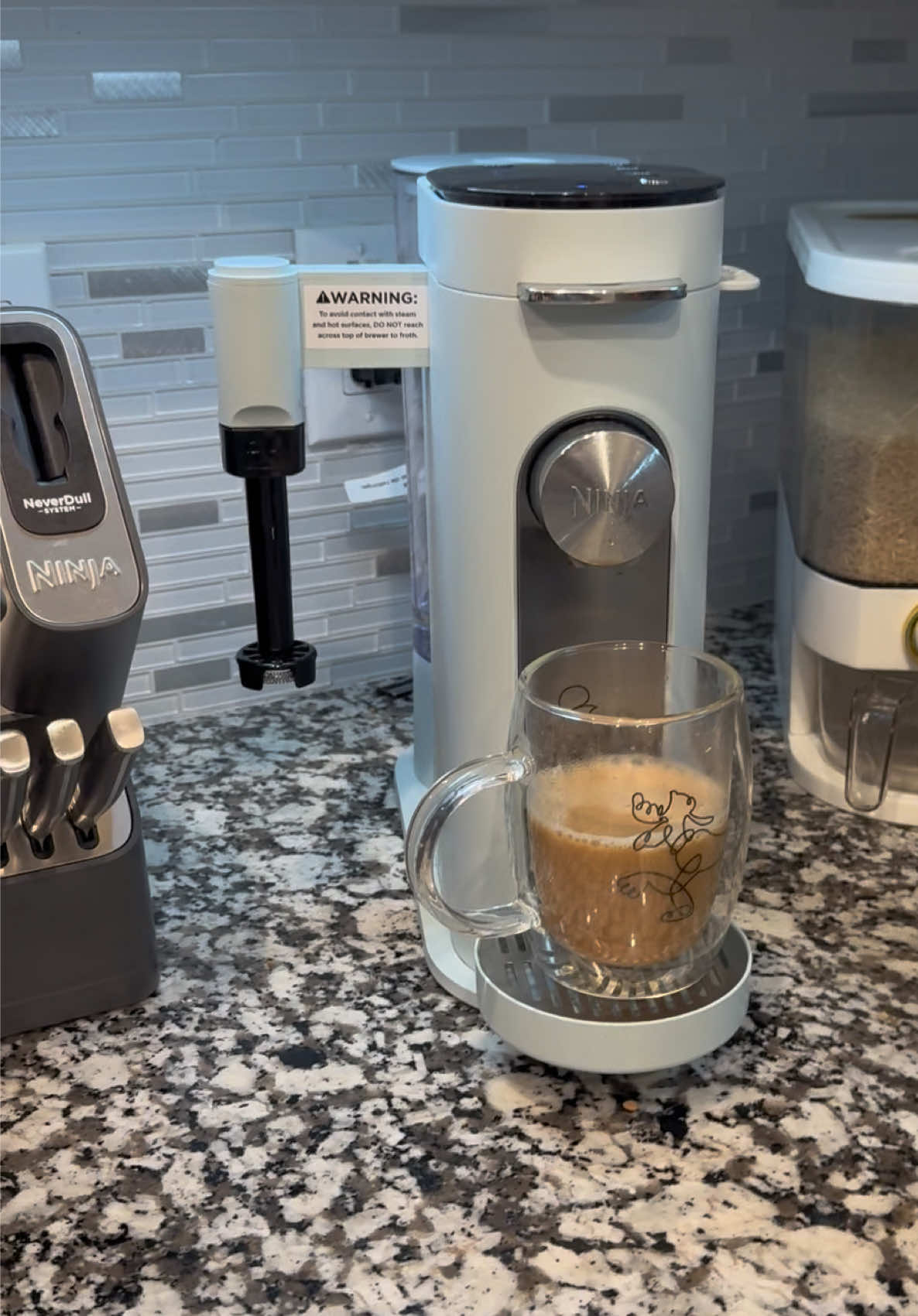 Respuesta a @Tania Rodriguez4082 si hermosa, te hace el café a la temperatura ideal @Ninja Kitchen  #kitchenappliance #coffemachine #coffelover #giftideas #ninjacoffeemaker 