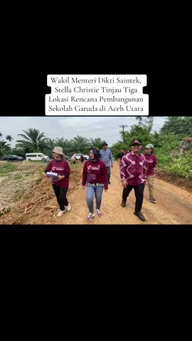 ACEH UTARA – Wakil Menteri Pendidikan Tinggi, Sains, dan Teknologi Indonesia (Wamendikti Saintek), Stella Christie meninjau tiga lahan yang berpotensi dijadikan sebagai lokasi pembangunan Sekolah Garuda di Aceh Utara. Pantauan AJNN ketiga lokasi yang ditinjau oleh Wamendikti Saintek yakni berada di Gampong Buket Sentang dan Meunje Matang Ubi, Kecamatan Lhoksukon. Sedangkan satu lagi berada di Gampong Beuringen, Kecamatan Samudera, Aceh Utara. Wamen Stella mengatakan Sekolah Garuda merupakan bagian dari visi dan misi Presiden Republik Indonesia, Prabowo Subianto, bertujuan memberikan akses bagi putra dan putri terbaik bangsa. Harapannya mampu membangun Sumber Daya Manusia (SDM) yang mampuni di bidang Sains dan teknologi. “Ada 20 Sekolah Garuda yang dibangun di Indonesia hingga 2029. Salah satu rencana lokasi pembangunan di Aceh Utara,” kata Menteri Stella, Kamis, 18 September 2025. Sekolah Garuda ini, kata Stella, diperuntukkan bagi seluruh anak yang berprestasi dari berbagai lapisan masyarakat. Mulai dari ekonomi menengah ke bawah hingga atas beserta berbagai lokasi geografis supaya mendapatkan kesempatan bersekolah tingkat Sekolah Menengah Atas (SMA) terbaik. “80 persen dari siswa ini akan diberikan beasiswa penuh. Jika mereka mampu menembus perguruan tinggu dunia, juga akan diberukan beasiswa oleh pemerintah,” ujarnya. Menurut Stella, Sekolah Garuda tersebut tidak dibangun di seluruh provinsi. Karena setiap lahan sudah didasari masukan, rubrik beserta kompetisi.”Yang kita tinjau hari ini adalah daftar pendek atau short list di Aceh Utara,” imbuhnya. Sementara itu Bupati Aceh Utara Ismail A Jalil atau Ayah Wa, mengucapkan terima kasih kepada Presiden Prabowo dan Wamen sudah berkunjung langsung ke Aceh Utara. Ia berharap Sekolah Garuda bisa didirikan di Aceh Utara. “Insya Allah lahan di Aceh Utara bukan hanya cukup malah lebih.  Aceh Utara semua siap demi menuju Aceh Utara bangkit,” imbuhnya. #fyp  #fyppppppppppppppppppppppp  #beritaditiktok  #berandatiktok  #laguviral 