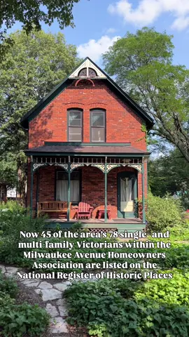 The first time that present-day Milwaukee Avenue homeowner Marne Zafar stepped foot into the historic neighborhood that would become her longtime home, she thought she had passed through a portal into another world.  “I walked around the corner and immediately thought, What is this?”  Making up of Minneapolis’ oldest neighborhoods, Milwaukee Ave was built in the 1880s for railroad-worker families, and 45 of the area’s 78 single- and multi-family Victorians within the Milwaukee Avenue Homeowners Association are listed on the National Register of Historic Places. Learn more about the pedestrian-only street that spans just 2 blocks at the link in our bio!  #historichome #victorianhouse #minneapolis #minnesota 