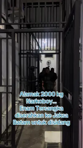 Enam tersangka dugaan tindak pidana narkotika, yang memiliki peran sebagai kurir diserahkan Bnn ke kejaksaan negeri Batam, Kamis (18/9).  Mereka nantinya akan menjalani sidang di Pengadilan Negeri Batam