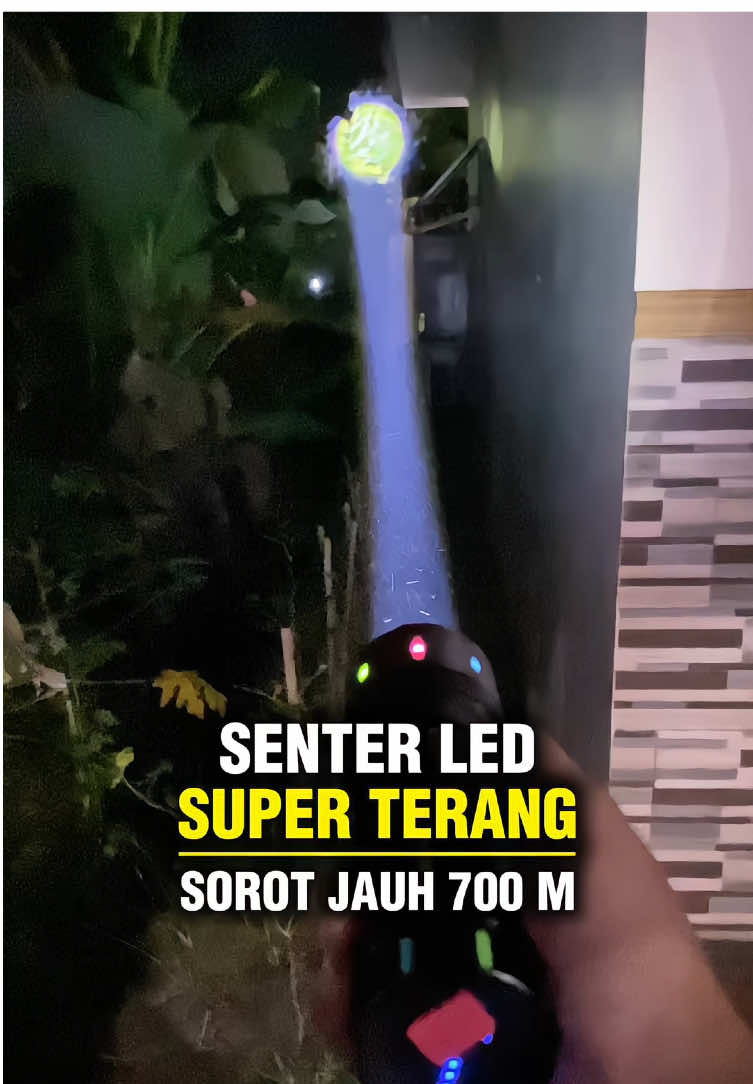 Sorot jauh 700 M. Senter LED super terang dari Anbolt. Senter LED premium #senter #sentersuperterang #senterled #senterledmurah #anbolt 