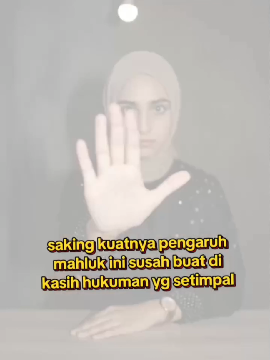 Komisi III DPR RI resmi menetapkan 10 dari 16 calon hakim agung dan hakim ad hoc hak asasi manusia (HAM) yang telah menjalani fit and proper test. Keputusan tersebut diambil dalam Rapat Pleno Pemilihan dan Penetapan Calon Hakim Agung dan Hakim Ad Hoc HAM di Mahkamah Agung (MA) tahun 2025. Palu sidang diketok oleh Wakil Ketua Komisi III DPR, Habiburrokhman, sebagai simbol penetapan hasil keputusan. 10 Calon Hakim Agung dan Ad Hoc HAM yang Lolos Kamar Perdata 1. Ennid Hasanuddin – Hakim Tinggi MA 2. Dr. Heru Pramono – Hakim Tinggi MA Kamar Agama 3. Dr. Hj. Lailatul Arofah – Hakim Tinggi Badan Pengawasan MA 4. Dra. Hj. Muhayah – Wakil Ketua PTA Samarinda Kamar Pidana 5. Suradi – Hakim Tinggi Badan Pengawasan MA Kamar Tata Usaha Negara 6. Dr. Hari Sugiharto – Hakim Tinggi Ditjen Badilmiltun Kamar Militer 7. Dr. Agustinus Purnomo Hadi – Hakim Ad Hoc Tipikor MA Kamar Tata Usaha Negara (Pajak) 8. Dr. Budi Nugroho – Hakim Pengadilan Pajak 9. Dr. Diana Malemita Ginting – Auditor Utama Itjen Kemenkeu Ad Hoc HAM 10. Dr. Moh Puguh Haryogi – Akademisi FH Universitas Muhammadiyah Malang 6 Nama yang Dicoret Komisi III DPR 1. Alimin Ribut Sujono – Hakim Tinggi PT Banjarmasin, dikenal sebagai hakim yang menjatuhkan hukuman mati kepada Ferdy Sambo. 2. Annas Mustaqim – Hakim Tinggi Badan Pengawas MA. 3. Julius Panjaitan – Hakim Tinggi PT Bengkulu. 4. Triyono Martanto – Hakim Pengadilan Pajak. 5. Agus Budianto – Akademisi FH Universitas Pelita Harapan. 6. Bonifasius Nadya Arybowo – Hakim Ad Hoc Tipikor PN Bandung.
