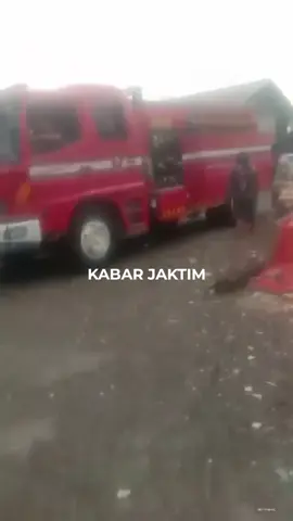Seorang suami diduga membakar istri dan mertuanya pada pagi hari setelah pulang ke rumah dalam keadaan mabuk. Pelaku menyiram tubuh korban dengan bensin, lalu membakar mereka. Akibat kejadian tersebut, rumah ikut terbakar habis. Menurut warga sekitar Pelaku juga adalah mantan napi, beberapa waktu lalu keluar dari penjara. Setelah melakukan aksi tersebut, pelaku langsung melarikan diri dan kini masih dalam status buron. Peristiwa ini terjadi di Jalan Borobudur, RT 05 RW 05, Kelurahan Jatinegara, Kecamatan Cakung, Jakarta Timur. #jakartatimur #viral #fyp 