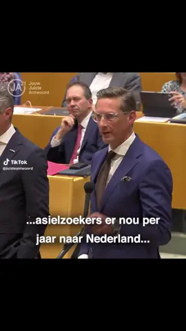 Bontebal zegt vaak dat hij grip wil houden op de grote vraagstukken, maar in werkelijkheid raakt Nederland juist de grip kwijt. Neem het asielprobleem: hij praat er eindeloos over, maar weigert de aantallen te benoemen. Juist dat ontwijken van de kern laat zien hoe weinig daadkracht er is. Terwijl onze buurten veranderen en Nederlanders zich steeds vreemder voelen in hun eigen land, blijft Bontebal hangen in mooie woorden en rapportjes. Nederland heeft geen praters nodig, maar doeners die ons land, onze cultuur en onze grenzen weer beschermen.#fyp #cda #ja21 #nederland #denhaag 