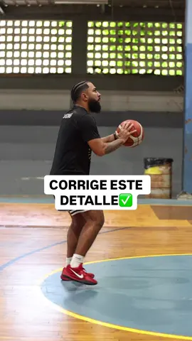 Corrige este detalle✅ (Más info abajo) Para jugadores que están todavía en proceso de conocer su tiro para que tengan más fuerza, se coordinen mejor y la bola coja más elevación deben iniciar la bola a nivel de cintura. ✅ Para jugadores semi pros y profesionales, la tienen que meter de donde sea, punto bajo, mediano y alto. 💯