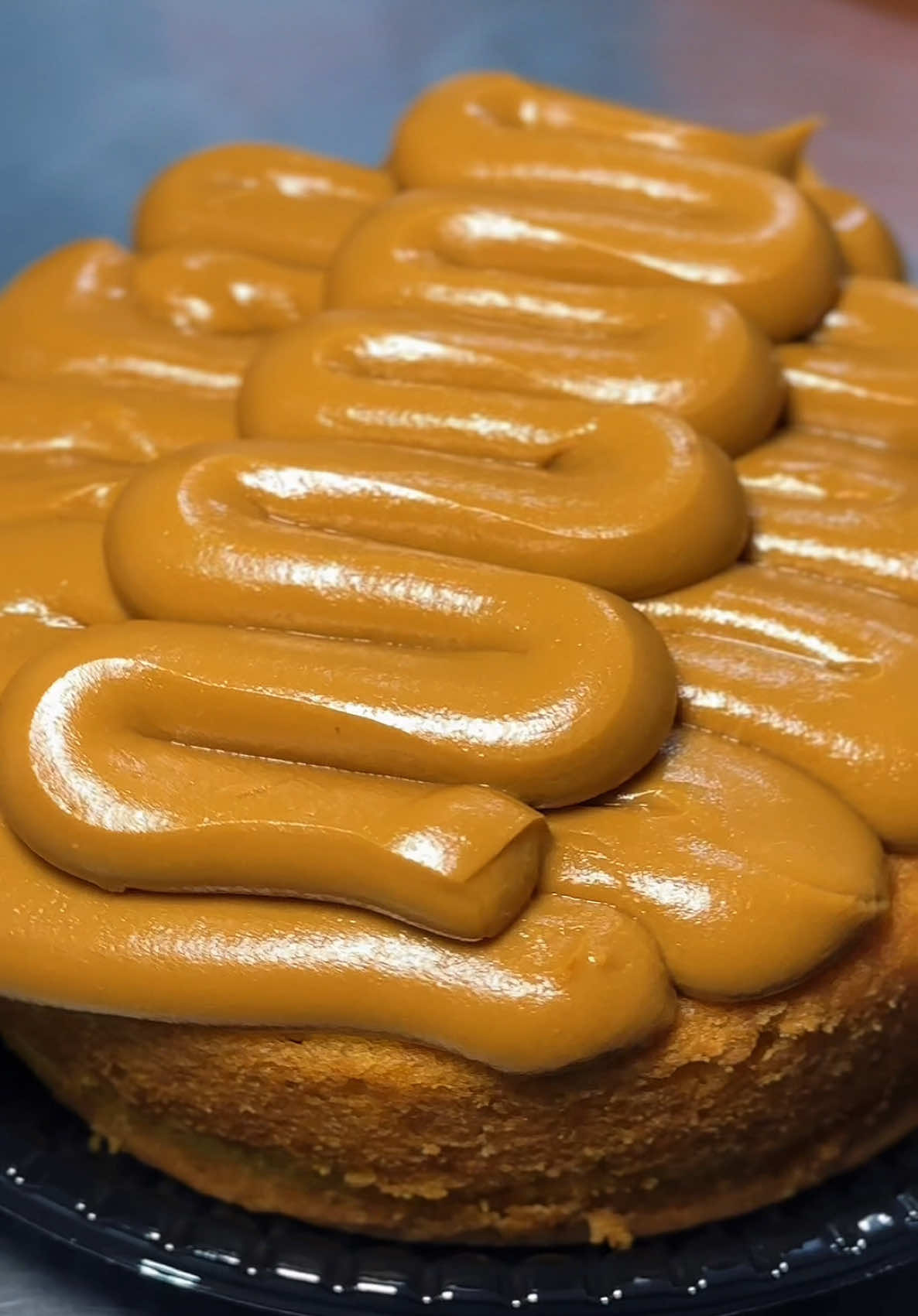 “Na cozinha com a mamãe” de hoje é na produção do nosso bolo inteiro de doce de leite 🤤 Bolo doce de leite 16cm Massa baunilha fofinha e recheio de doce de leite artesanal. 📍Estrada da água branca 2763  🛵 Delivery: TER A DOM l a partir de 13h  📲 Clique no link da bio e garanta o seu!