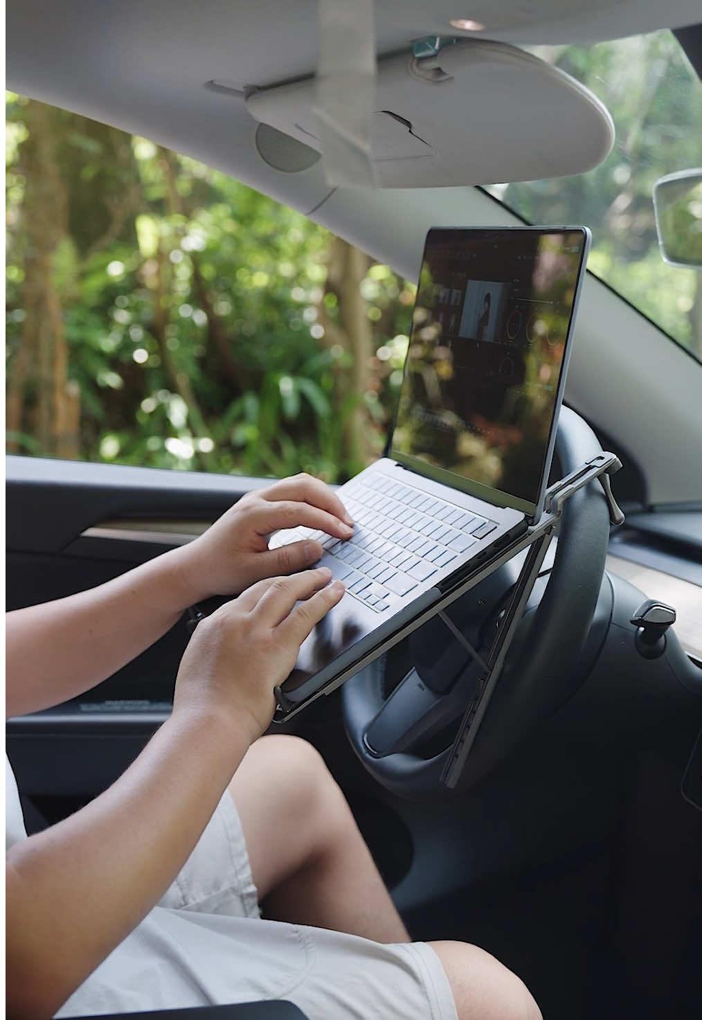 The real question: how do you actually work from your car gracefully?#laptopstand #laptopstand #cargoodthing #workingremotely #cardesk 