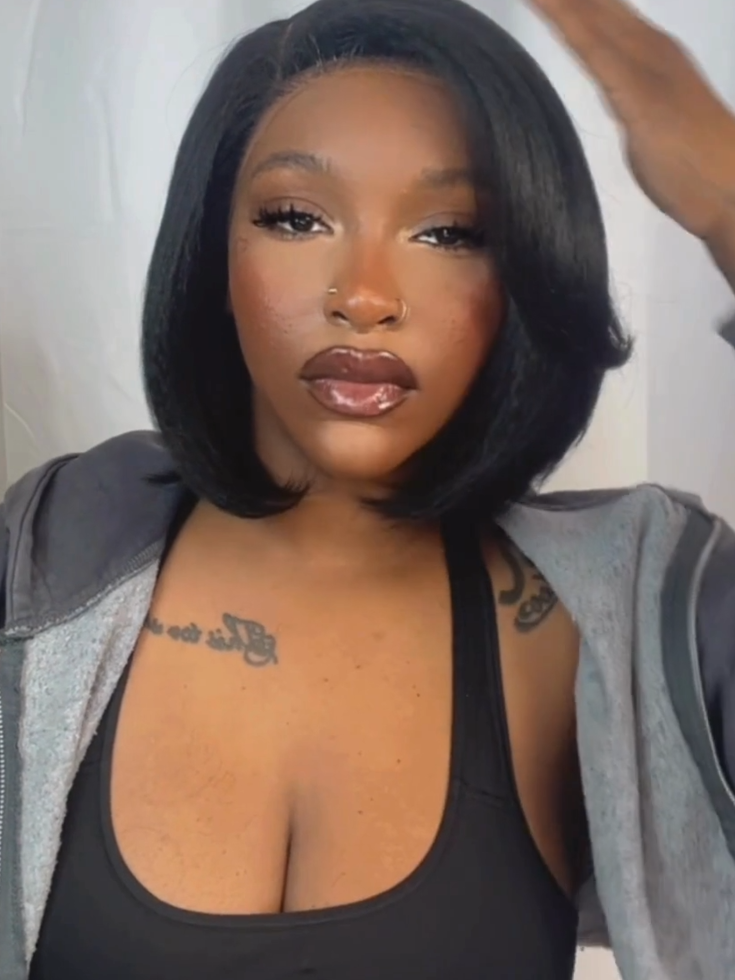 Wig: Sensationnel Kinky Chic Bob 12 in color 1B Short hair also eats for the fall time!! #ebonyline #sensationnel #sensationnelhair #syntheticwig  #gluelesswig #SensationnelKinkyEdges #SensationnelCurlsKinksandCo #darkwig #shortwig #bobwig  #ypart #sidepart #kinkyedges #color1B