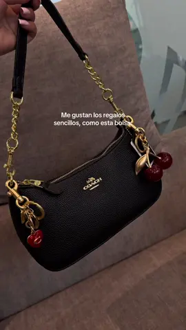 la perfección hecha bolso 💋 #coach #terishoulderbag #coachoutlet #bolsa #cherry 