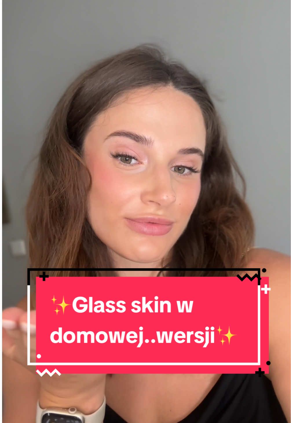 ✨Glass skin wypracowany w mojej łazience ✨ Mam 26 lat i już teraz działam, żeby cera wyglądała jak szkło – i żeby w przyszłości nie martwić się zmarszczkami 💧 Nie tylko od zewnątrz → oczyszczanie, maska nawilżająca, mikroprądy dające glow ✨ Ale też od wewnątrz → peptydy kolagenowe = must have 💊 Który team jesteś? ✨ #GlassSkin czy #MatSkin Zdradzić Ci dokładnie jakie urządzenie i produkty używam?  Daj znać w wiadomości ❤️