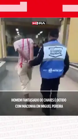 'Ninguém tem paciência comigo' 🤷🏿‍♂️ Um homem fantasiado Chaves foi detido em flagrante por porte de drogas em Miguel Pereira, no Sul do Estado. Nas imagens, ele aparece imitando os trejeitos do personagem enquanto é levado por agentes do Segurança Presente à delegacia. 📹 Divulgação Acesse nosso site: meiahora.com.br #chaves #Preso #Viral #fyp #miguelpereira #meiahora