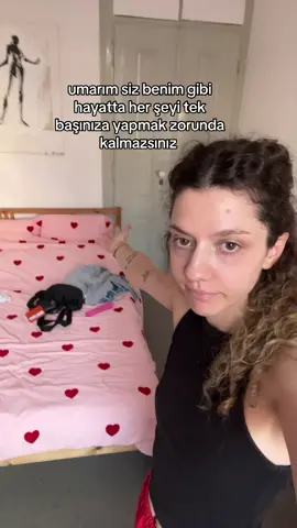 ben italyadayken odamda tadilat olacağı için her şeyi topluyorun, dönene kadar (4 gün içinde) başka bir ev bulamamış olursam tekrar yerleştirip yeni eve geçene kadar bekleyeceğim. yeni evi yerleştikten üç gün sonra da bulabilirim üç hafta sonra da… şu ara her şey çok zor ve her şey beni çok üzüyor ne diyebilirim ki #fyp 