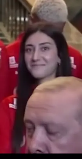 Cumhurbaşkanına saygı duymak; sadece bir kişiye değil, milletin iradesine ve devletin varlığına saygı duymaktır. Eleştiri demokrasinin gereğidir, fakat hakaret ve küçümseme ne fikir özgürlüğüyle bağdaşır ne de toplumsal saygınlıkla. Unutmayalım ki makamın itibarı, devletin itibarıdır. Devletin başına saygı göstermek, aslında kendi kimliğimize ve geleceğimize sahip çıkmaktır #türkiye #pyf #begeni #akp #destek 