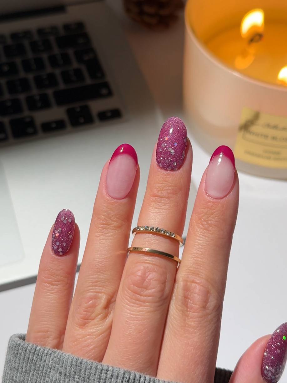 Be the first til at følge den nye trend ✨ After Party er til dig, der elsker at skille dig ud – lyslilla glitter med sølvreflekser, der fanger lyset fra alle vinkler 💜 Perfekt til både hverdagen og når du vil tilføje lidt ekstra glamour. Kombinér med Clear som base og topcoat for at beskytte din manicure og få den til at holde helt op til 5 uger – uden UV-lampe, uden skadelige ingredienser og helt stressfrit 🙌 Dine negle bliver stærkere, smukkere og får en finish, der føles som salonkvalitet – bare hjemme hos dig selv. Alle dippi’s produkter er veganske, cruelty-free og nemme at påføre, så du kan skabe dine drømmenegle hurtigt, sikkert og uden at tømme pengepungen 💅✨ 👉 Hvilken look ville du selv vælge til din næste manicure? #dippi #dippikit #københavn #danmark #scandinavia