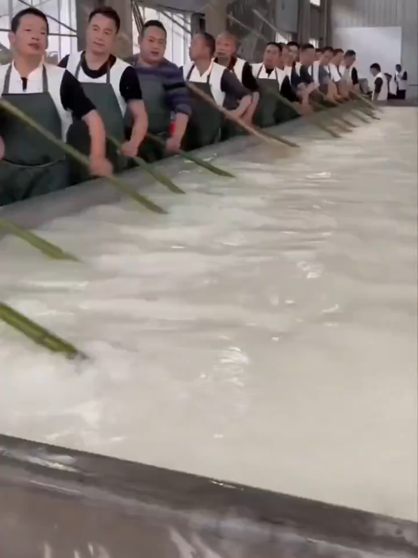 How a 11-metre-long XuanPaper (宣纸) is made—fascinating craftsmanship from Anhui China. ✅1,200+ yrs of tradition ✅Pure mountain water & bark ✅108 manual steps This isn’t just paper—it’s liquid heritage.