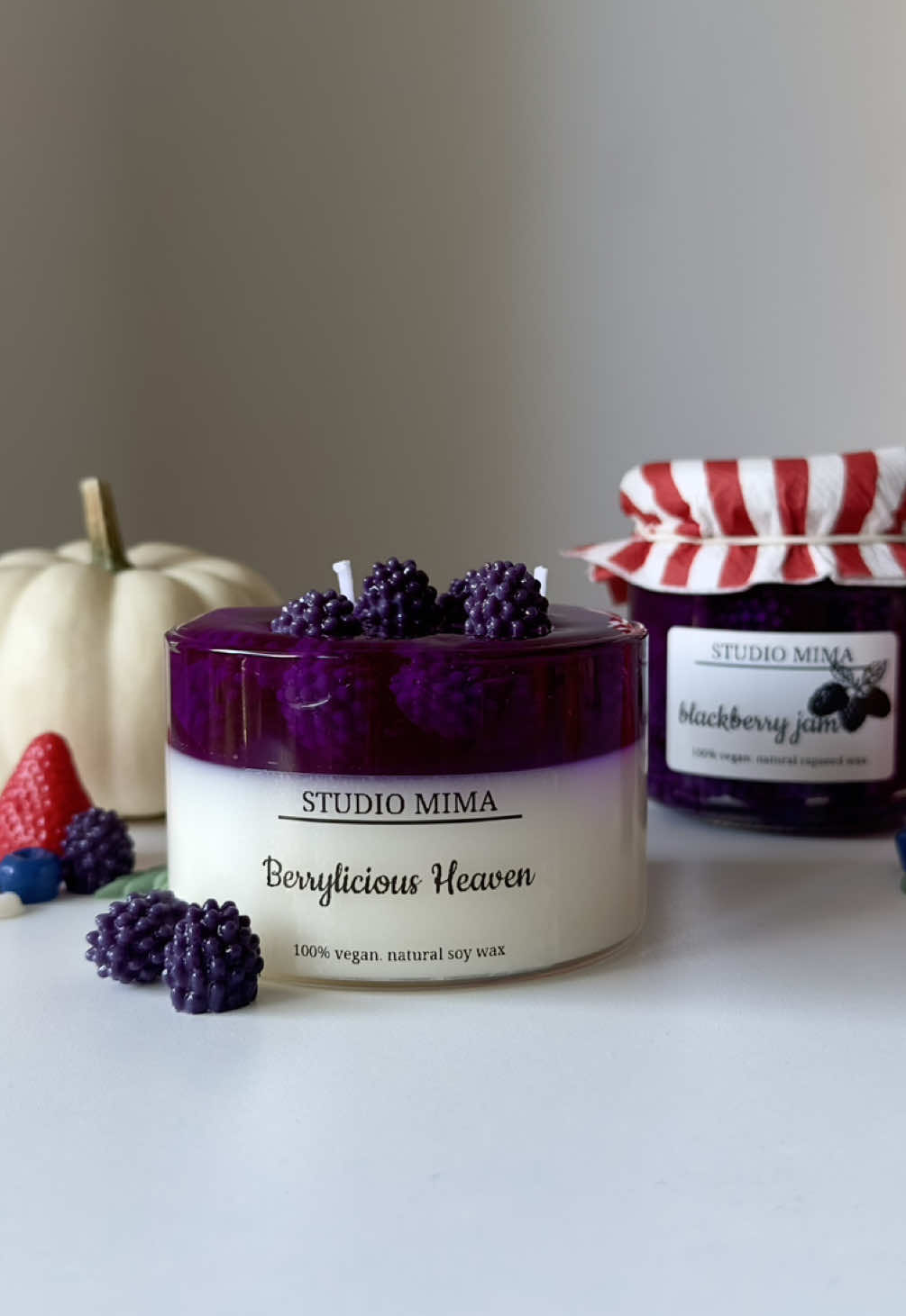 Berrylicious heaven in the making 🍇✨ Soy wax? Gel wax? No worries – I’ve got a melter for every vibe 🔥 @ToAutotool  Wanna create your own wonder? Link in bio 😉  #toautomade #toautomelters #backtocandlemaking #candleart #dessertcandle 