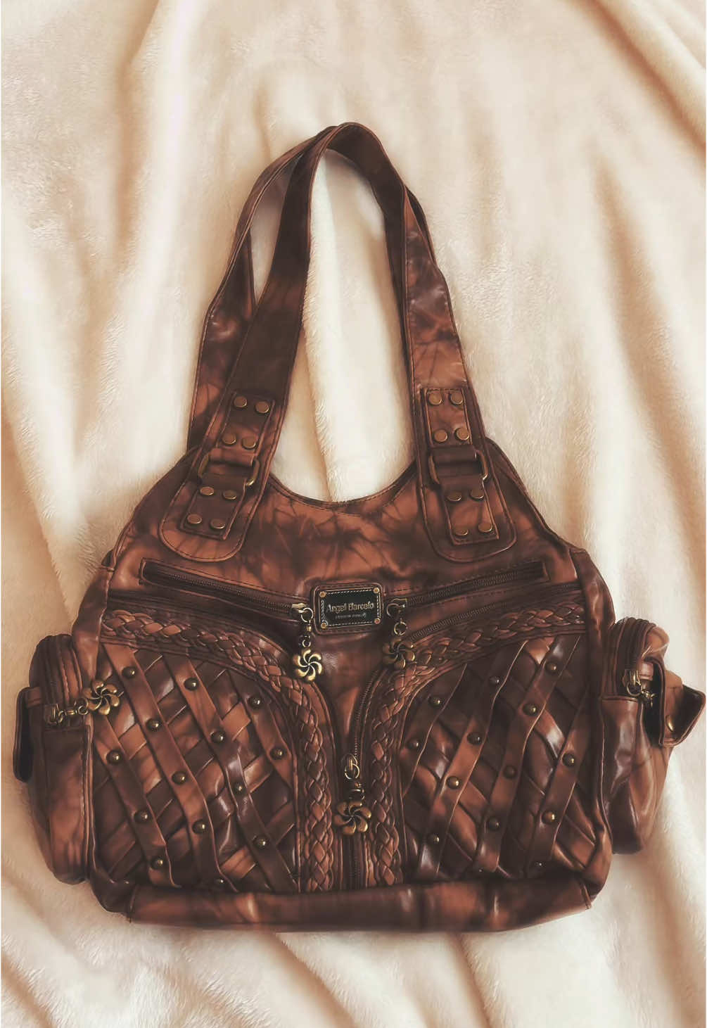 THEE bag for fall 😍🍂💋 It’s giving pretty little liars 