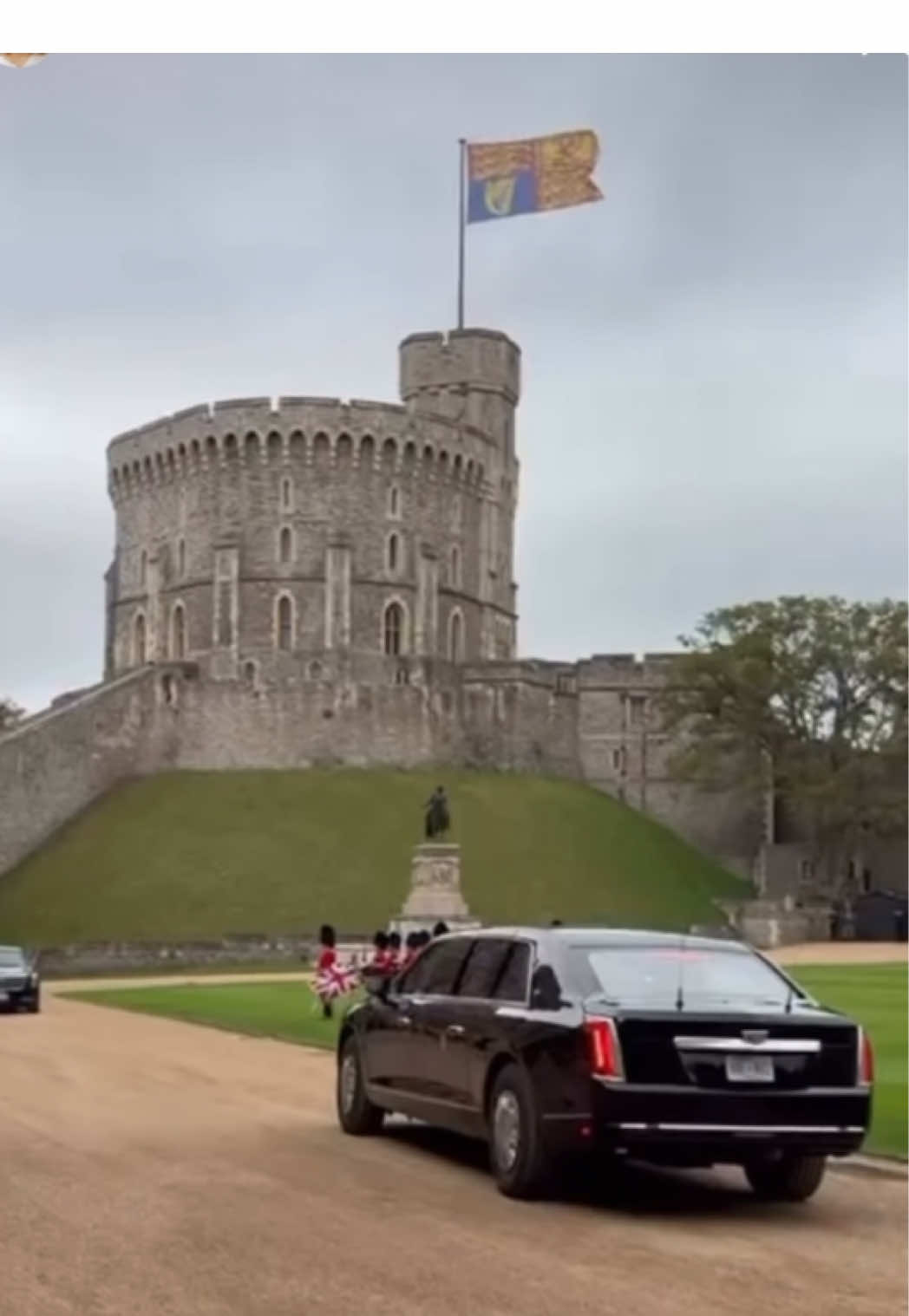 President Donald Trump was bid farewell by King Charles as he left Windsor Castle on the second day of his second UK State Visit. The President then headed to Chequers for talks with Prime Minister Sir Keir Starmer #fyp #royalfamily #donaldtrump #statevisit #kingcharles 