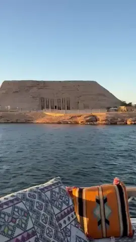 ✨ Imagina estar en esta vista: navegando por el Nilo y encontrarte frente al majestuoso Abu Simbel 🚤🏛️ Tallado en la roca hace más de 3.000 años por el gran faraón Ramsés II, este templo fue diseñado para impresionar al mundo antiguo… ¡y todavía lo logra hoy! 😍 En los años 60 fue trasladado pieza por pieza para salvarlo de las aguas del lago Nasser, un verdadero milagro de la ingeniería moderna. 🌊 👉 ¿Quieres vivir esta experiencia única? Reserva tu aventura con Corazona Travel 📲 WhatsApp: +201226113711 | DM abierto 🙌 Cuéntanos en los comentarios: ¿qué otro lugar de Egipto te gustaría descubrir en nuestro próximo Reel? #egipto🇪🇬 #turismo #descubraegito #abusimbel #viaje 
