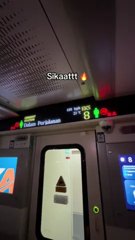 🗣️ : “Emang berani naik kereta kenceng-kencang?” Sikaattt🔥 Segitu juga belum top speed, masih bisa sampai 120kph😁😎  Sekarang sudah banyak kereta yang kecepatannya di tambah 120kph, karena juga menyesuaikan rangkaian. Dengan menambah kecepatan kereta atau waktu tempuh dapat mengefisiensikan waktu agar cepat sampai tujuan dan ontime pada saat tiba di tujuan. Tapi yang paling utama yaitu keselamatan dan keamanan dalam sebuah perjalanan. Karena sampai saat ini KA menjadi transportasi dengan peminat/pelanggan yang banyak. Karena dari segi pelayanan, keamanan dan kenyamanan serta ketepatan waktu sampai tujuan…😍🤩 Support footage : Arsip Pribadi Publish on: 19 September 2025 | 04.50 @KAI121 @Kereta Api Kita  #f#fypppppppppppppppppppppppf#fypf#fypシv#viralx#xyzabcx#xyzbcax#xybcax#xyzf#foryourf#foryourpagef#foryourpageofficiallf#foryourpage❤❤r#railfansindonesiak#kai121k#kai121_k#kai121🚂🚂🚂k#keretaapikitak#kontenhiburans#sukanaikkeretav#viralvideov#viralvideosofficiala#ayonaikkeretap#potretrailfansr#railfansnusantarai#id_railfanskeretaapiindonesia 
