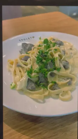 Nosso fettuccine alfredo com tiras de carne é  simplesmente insano… 😮‍💨🤏 #spoleto #comfortfood #fyp #molhoalfredo 