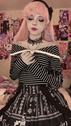 The doll in the back lol #rochellegoyle #rochellegoylecosplay #monsterhigh #monsterhighcosplay #rochellemonsterhigh 