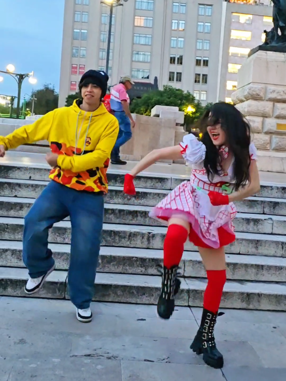 Cuando encuentras a esa amistad que te sigue en tus locuras se ve así jaja @Jaden Lou #palomablanca #amigoschallenge #trendamigos #amigoslocos #otakus 