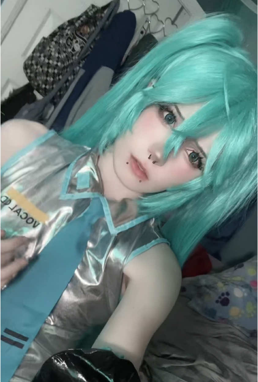 i wish i could find cosplays that fit me properly the top half is always to big 😔 #miku #mikucosplay #vocaloid #cosplay #femboy 