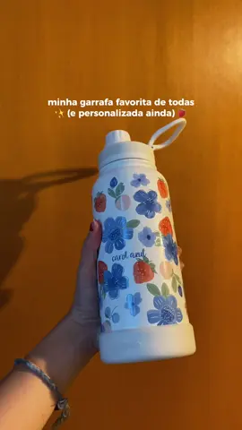 minha garrafa da gocase um dos meus acessórios favs de todos!!!! minha estampa é blue flowers strawberry 🏷️ CAROLAZUL (cupom lindo) #azul #gocase #gocasetok #garrafatermica 
