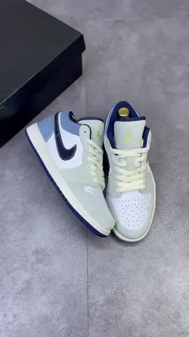 👟 Jordan 1 Low Light Denim – Phối màu Denim sáng cực cuốn 👟 Sự kết hợp hoàn hảo giữa da trắng và denim xanh nhạt, điểm nhấn logo vàng tạo vibe trẻ trung – năng động. • Chất liệu: Da + vải denim cao cấp, bền đẹp theo thời gian • Form dáng: Low-cut gọn gàng, dễ phối outfit • Đế cao su: Êm ái, chống trơn trượt, đi học – đi chơi đều thoải mái • Thiết kế: Trẻ trung, nổi bật nhưng vẫn tinh tế 📌 Size:36-45 ☎️ Dép Lào  : 0979.một một 3.912 ✨ Mẫu denim mới lạ dành cho những ai thích sự khác biệt và cá tính! #Jordan1Low #LightDenim #HanhPhanSneaker  #SneakerVietnam 