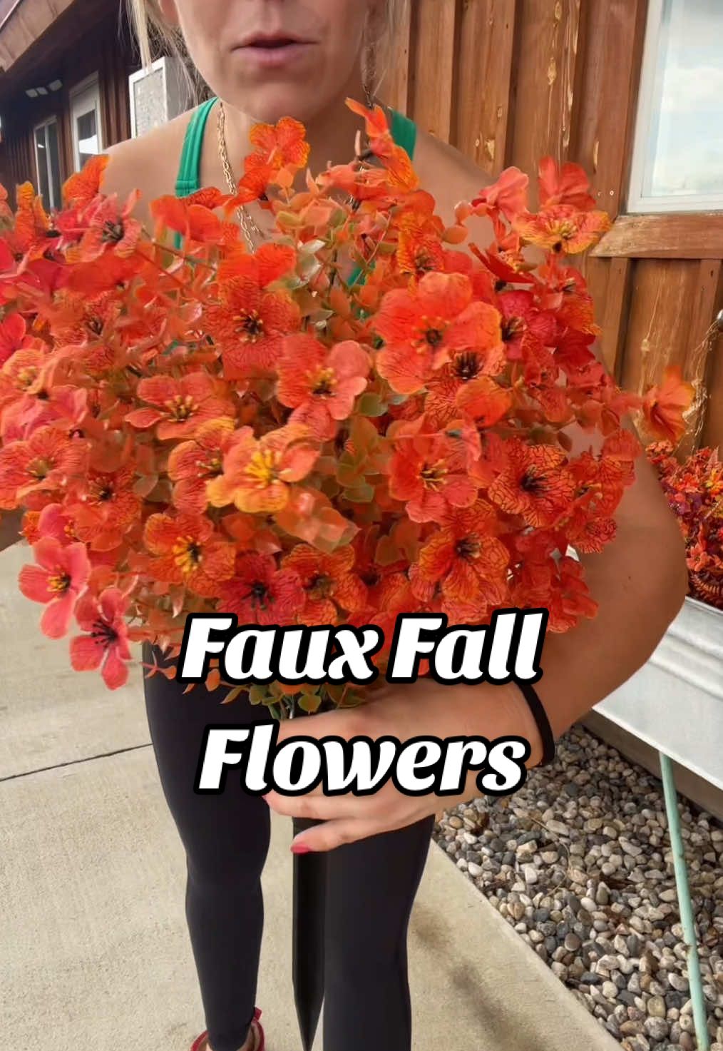These Autumn Fall flowers are absolutely beautiful! They’re so realistic looking! No one I’d going to suspect they are fake flowers! #fauxflowers #fakeflowers #artificialflowers #fallflowers #falldecor 