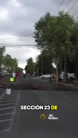 🚨 Atención Puebla 🚨 El SNTE Sección 23 de Educación Física mantiene un bloqueo en el boulevard San Felipe, a la altura de la calle Chopo. 📌 Exigen la destitución del director Omar Efrén Sánchez  ⚠️ Toma precauciones si transitas por la zona. #Puebla #Tráfico #SNTE #Manifestación