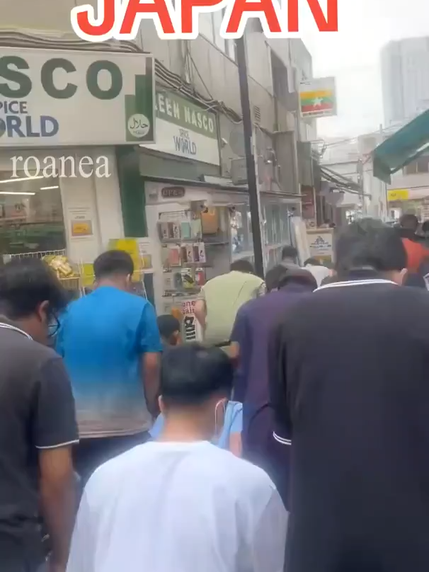 Muslims are praying on the streets in Shin-Okubo, Shinjuku, Tokyo.Here are some possible topic hashtags for the statement: #ShinOkubo #Tokyo #MuslimCommunity #StreetPrayer #Shinjuku #Japan #CulturalDiversity #ReligiousFreedom #Interfaith #UrbanLife